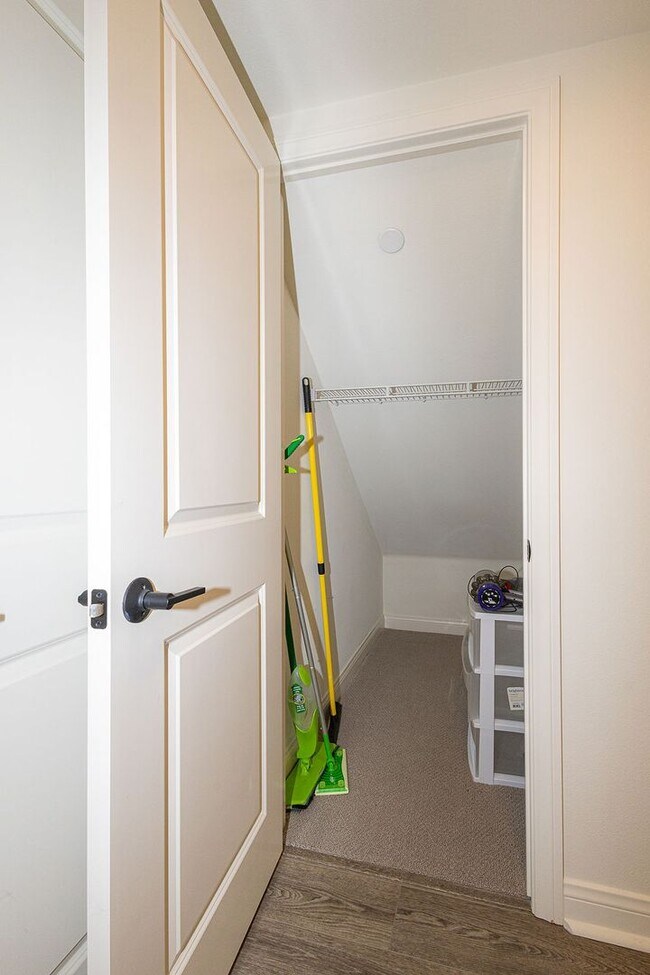 Building Photo - Bright and Airy Split-Level Townhouse in W...