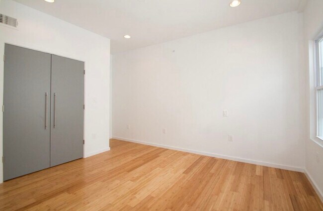 Building Photo - 534 E Girard Ave