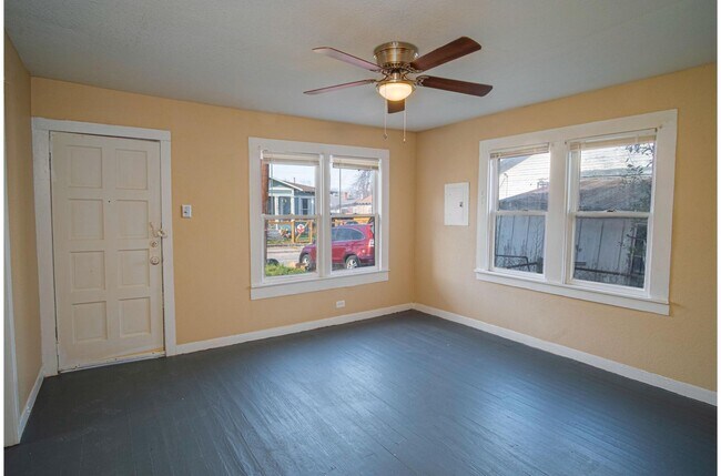 Building Photo - Great Home So Close to Downtown!