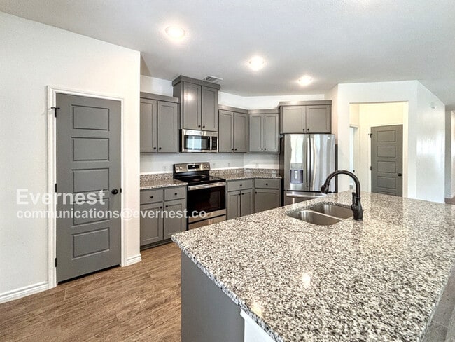 Building Photo - 2115 Hornbeam St