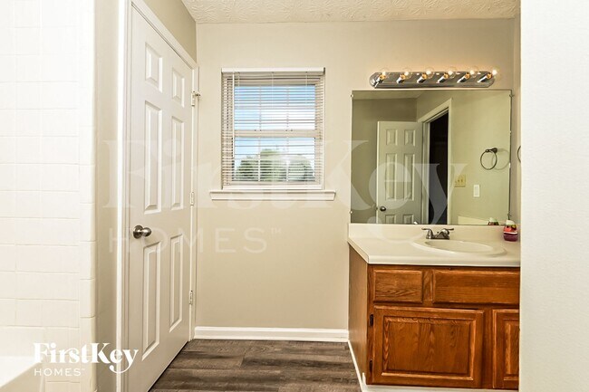 Building Photo - 215 Brooks Dr