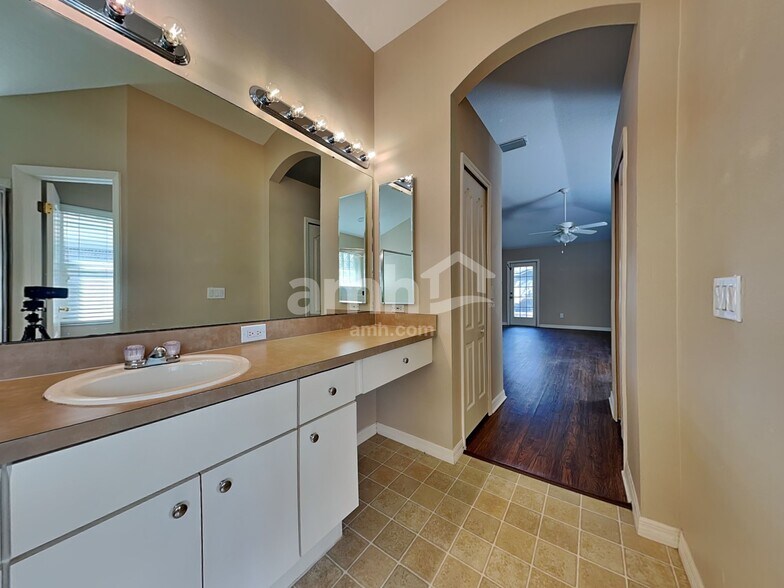 Building Photo - 9827 White Barn Way