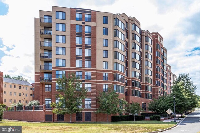 Building Photo - 2220 Fairfax Dr