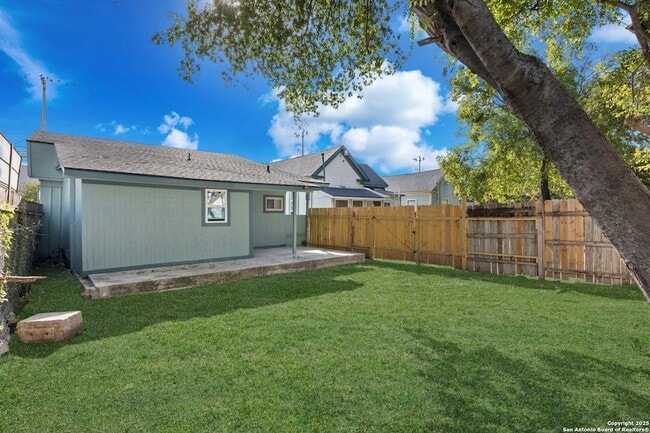 Building Photo - 2209 N Flores St