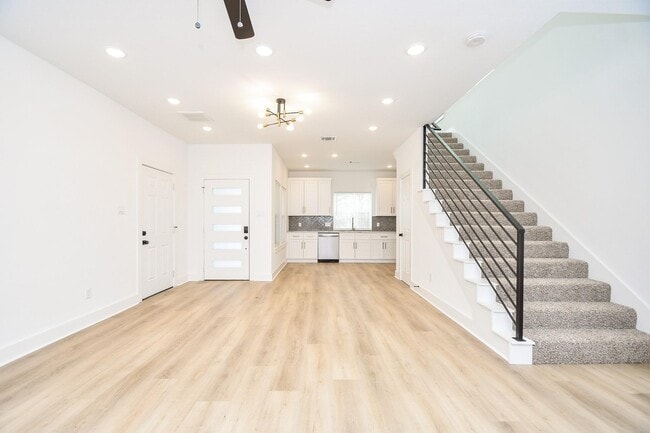 Building Photo - 2307 Gagne St