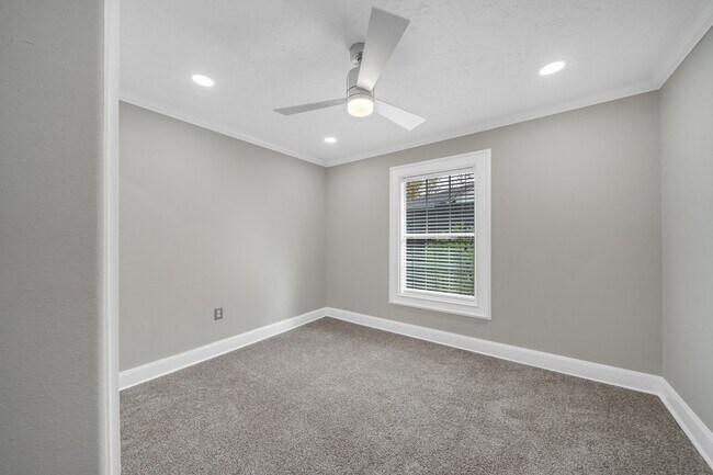 Building Photo - 7647 Greendowns St