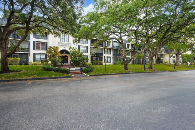 Building Photo - 3680 Inverrary Dr
