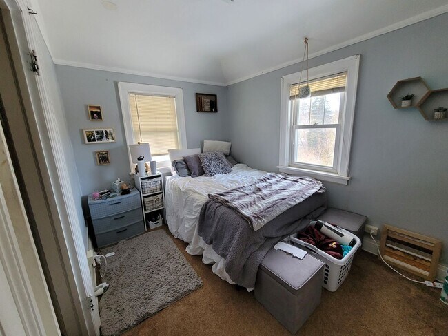 Building Photo - AVAILABLE JUNE 1st 2026 - 3 Bed 1 Bath Beautiful Woodland Home