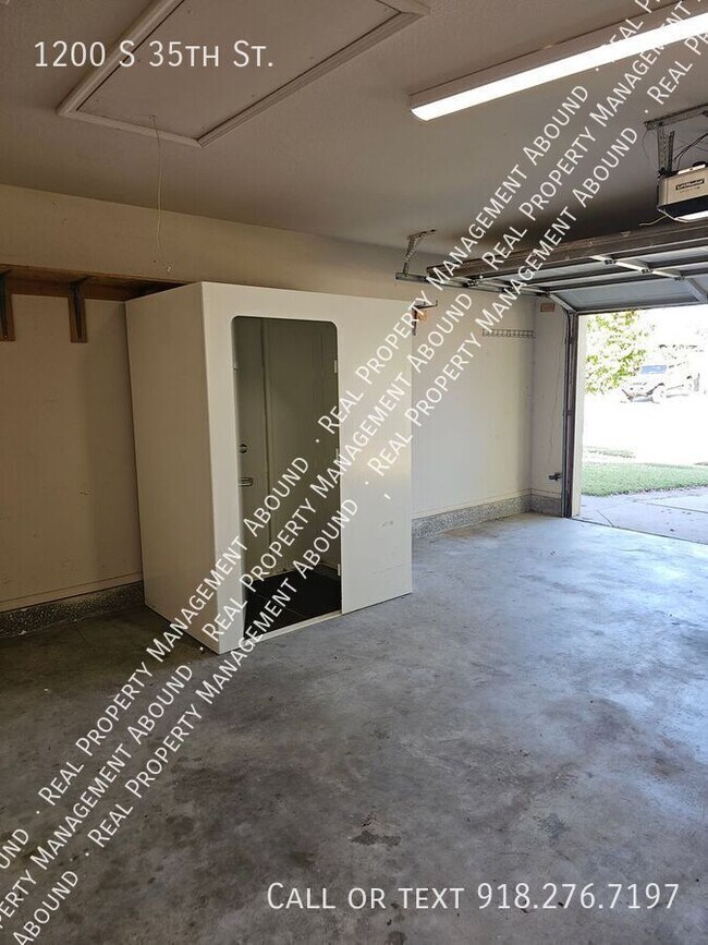 Building Photo - 1200 S 35th St