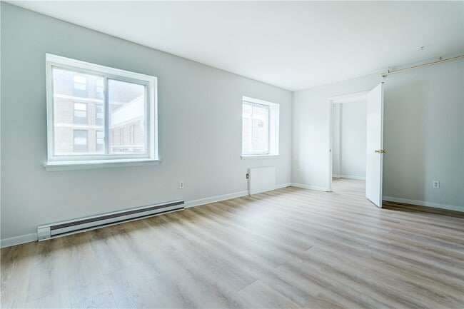 Building Photo - 400 Main St