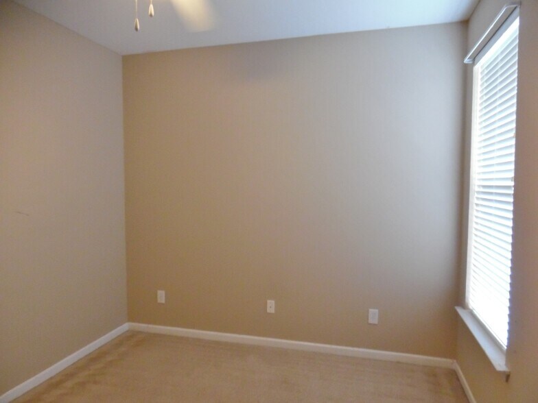 Building Photo - 422 Plamondon Dr