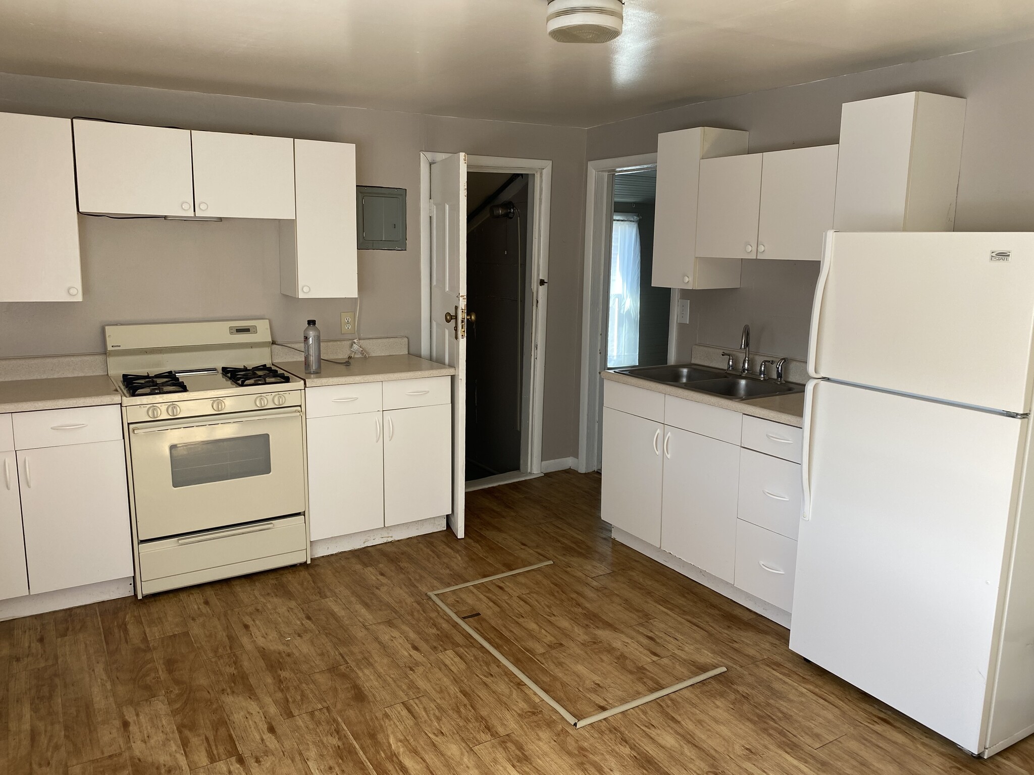 kitchen - 215 Wyoming St