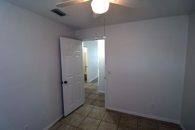 Building Photo - Corner of Curry Ford and Goldenrod 3 bedroom 2 baths and one car garage