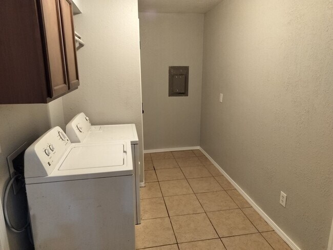 Building Photo - 3 Bedroom, 1 bathroom house in Edmond, OK with central heat and air