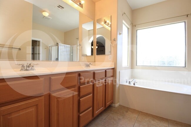 Building Photo - 995 E Blue Spruce Ln