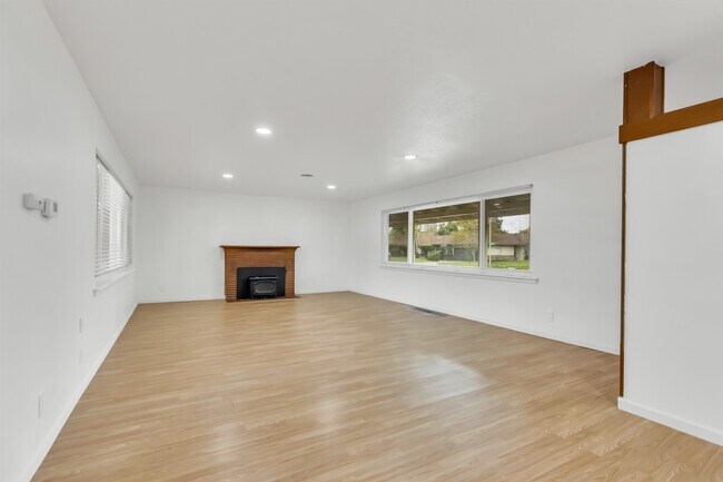 Building Photo - 1020 Seamas Ave