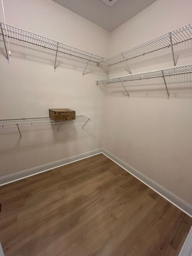 Building Photo - Freshly Renovated 2-Bed, 2-Bath Home