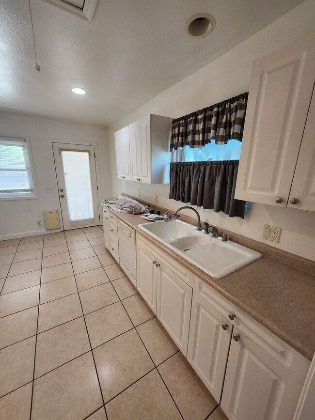Building Photo - Charming Colonial-Style 2-Bedroom Home in Ontario