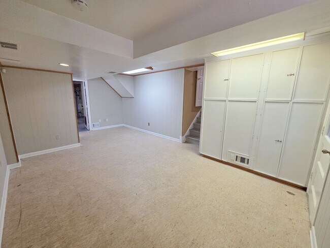 Building Photo - 305 Hillsboro Dr