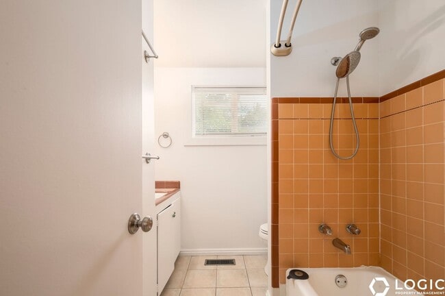 Building Photo - 6809 S Meadow Downs Way