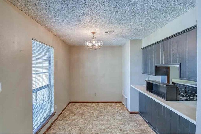 Building Photo - 724 Peregrine Dr