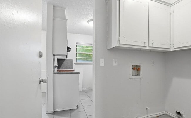 Building Photo - 4 Bedroom House