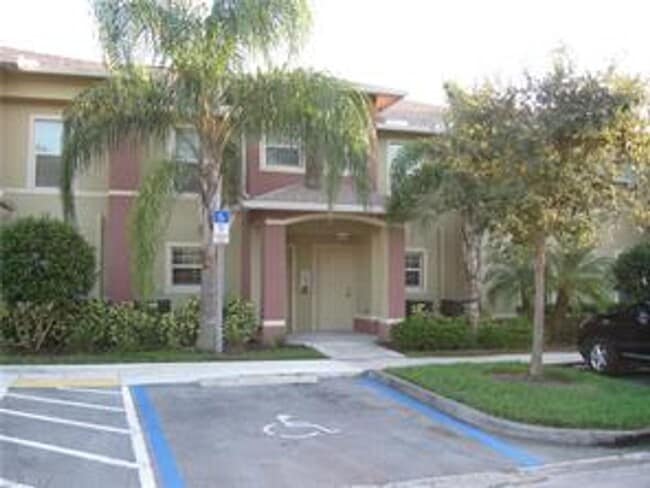 Building Photo - ANNUAL RENTAL - VISTAS AT HERITAGE BAY - 2 BED + DEN/ 2.5 BATH TOWNHOUSE
