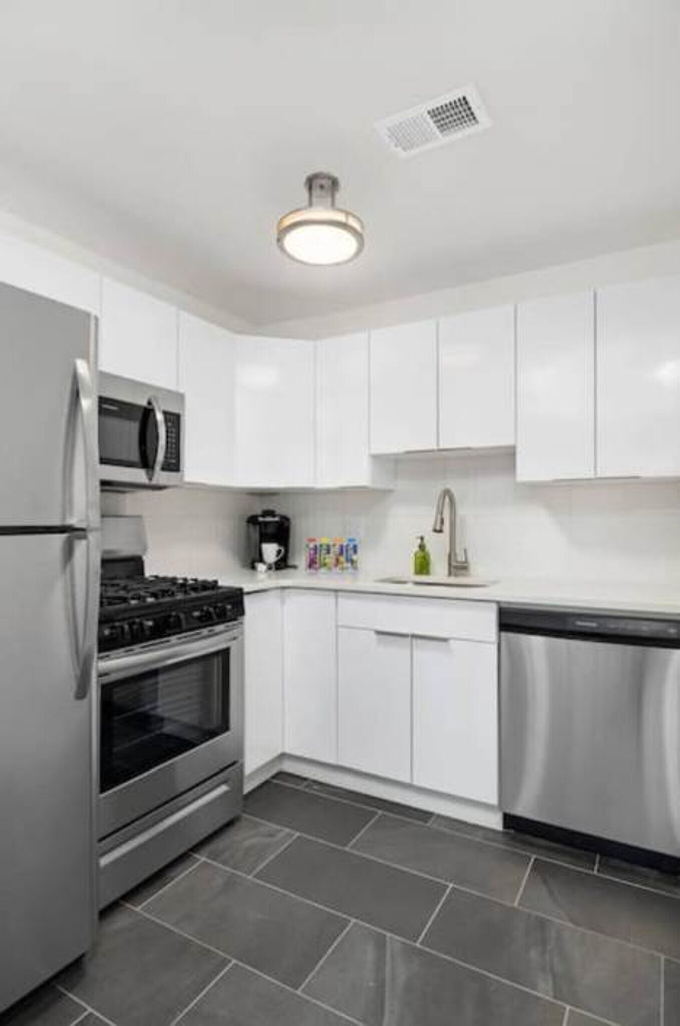 Building Photo - 1136 Crescent Ave NE