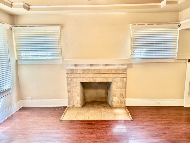 Building Photo - 1257 N Thorne Ave