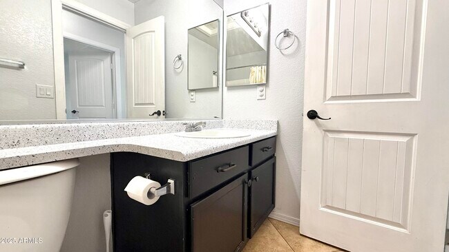 Building Photo - 1103 E Grove St