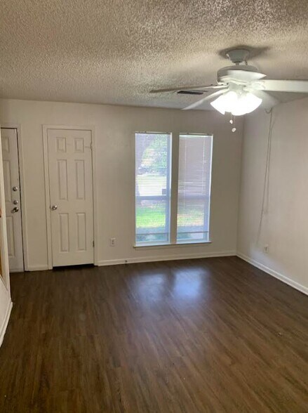 living room - 2367 Jennifer Dr