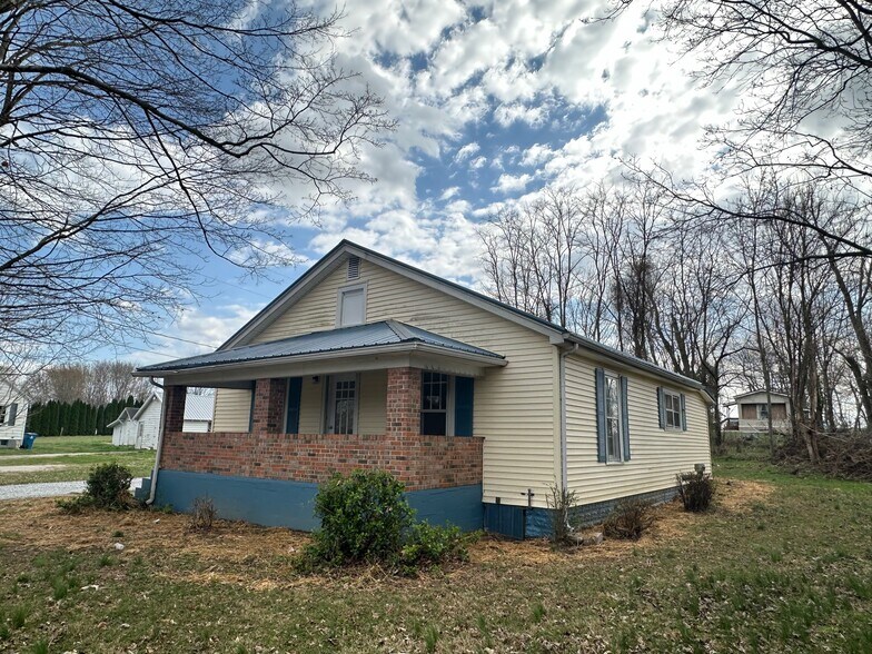 Building Photo - 3067 Greensburg Rd