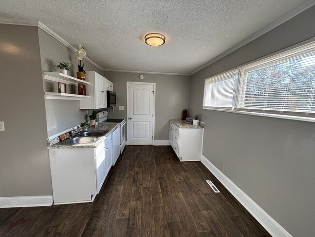 Building Photo - Coming Soon! 3 bedroom 1 bathroom house !