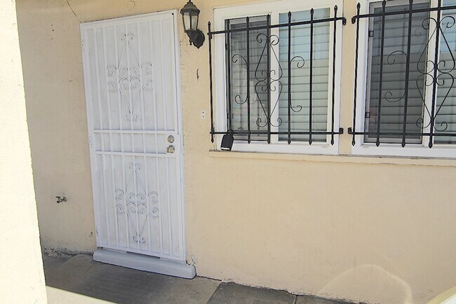 Building Photo - 3345 Del Mar Ave