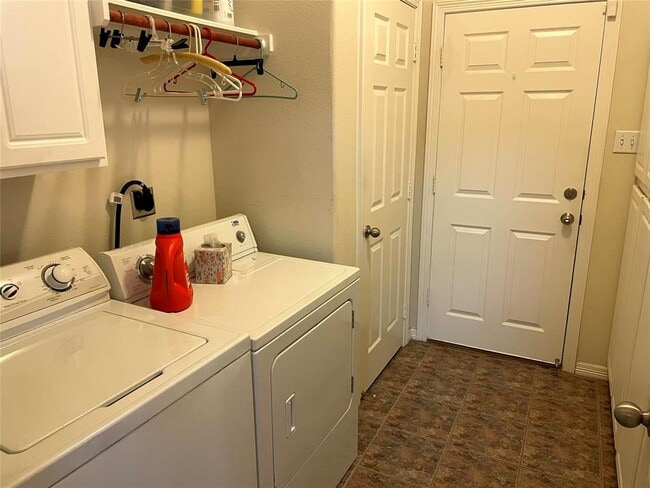 Building Photo - 12755 Mill Ridge Dr