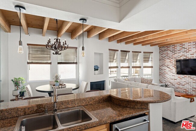 Building Photo - 4360 Ventura Canyon Ave