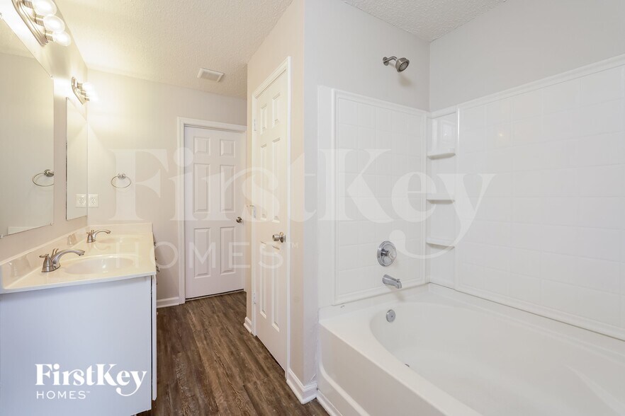 Building Photo - 3737 Eskdale Dr