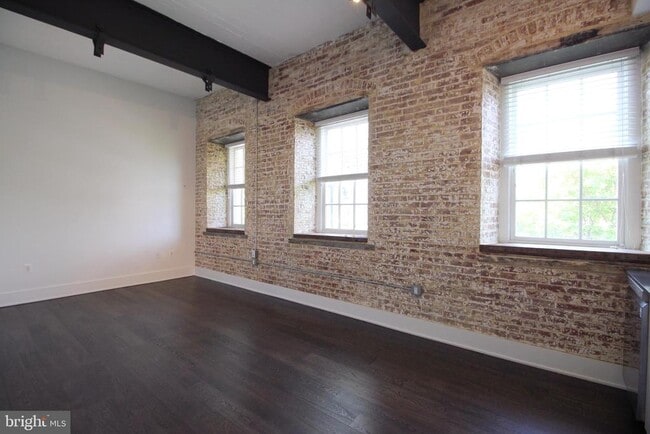 Building Photo - 515 N Washington St