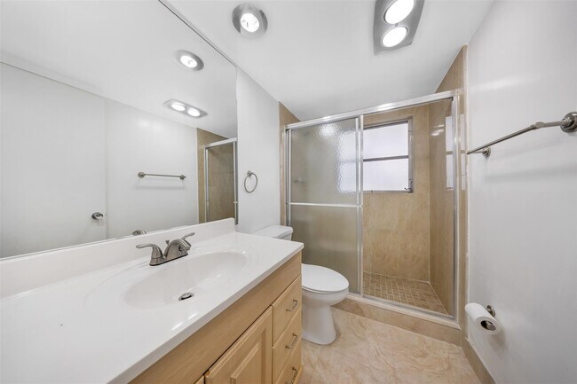 Building Photo - 2601 S Palm Aire Dr