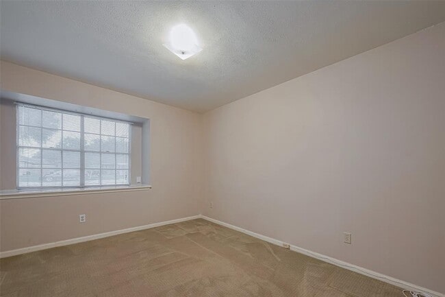 Building Photo - 2027 Briar Ridge Dr