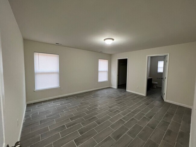 Building Photo - Home on 5 Acres
