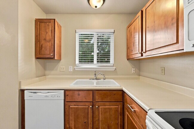 Building Photo - 2027 Bristlecone Dr