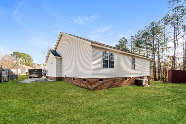 Building Photo - 3 Bedroom With Open Floor Plan