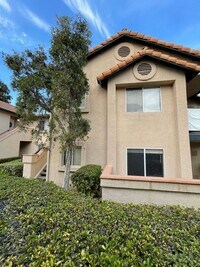 Building Photo - Fantastic 2br/2Ba Bottom Floor Condo in Th...
