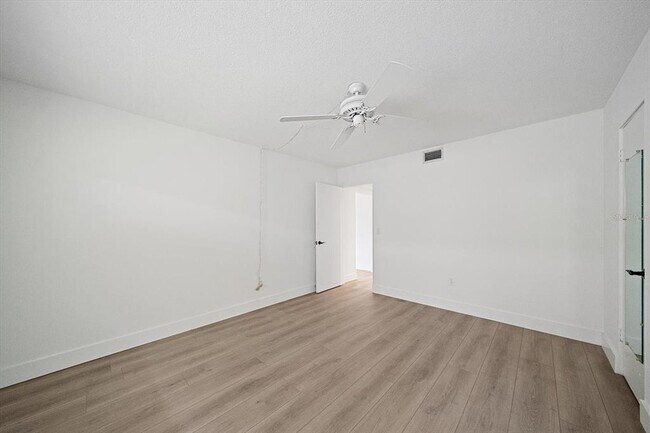 Building Photo - 3818 Roxane Blvd