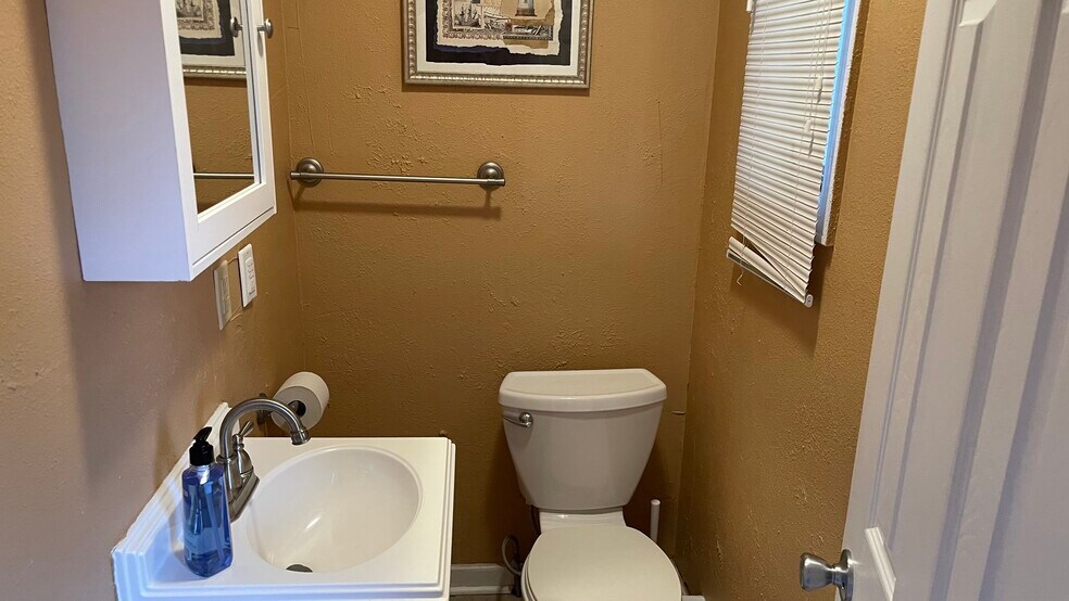 Powder room, 1/2 bath - 3 Stanford Rd W