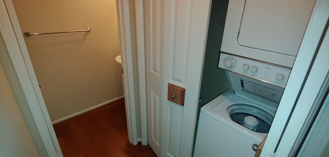 Building Photo - Luxury Tri-Level Townhome – Terraces at Es...