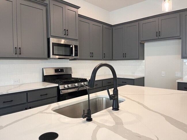 Building Photo - Beautiful 3 Bedroom Home + Study in Paramount