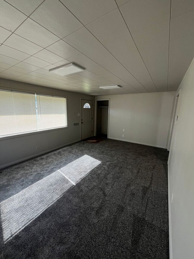 Building Photo - 2 Bedroom - 1 bath apartment