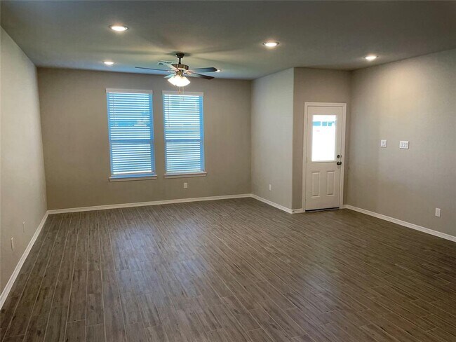 Building Photo - 24810 Sierra Laurel Ln